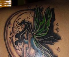 Hada sentada en la luna