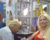 Sabrina Sabrok tatuandose el brazo