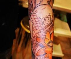 Pez koi en lineas negras