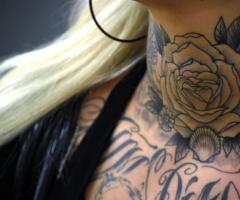 Rosa en cuello de mujer