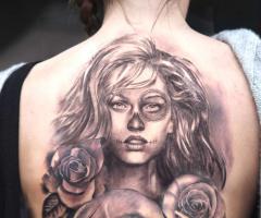 Retrato de chica con rosas y calavera