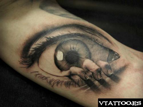 Ojo con dedos