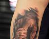Tatuaje realista de manos