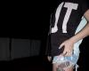 Arma black and white en la pierna