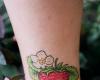 Tatuagem de morango no tornozelo