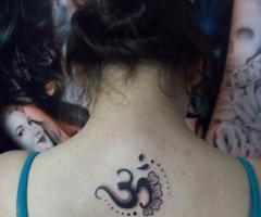Signo Om en espalda
