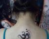 Signo Om en espalda