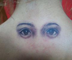 Ojos en espalda alta