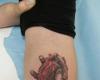 Mano con corazón ensangrentado