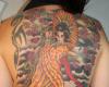Tatuaje en espalda completa con geisha y elementos japoneses