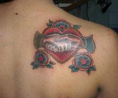 Corazon tradicional con apreton de manos