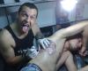 Erluto tatuando