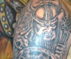 Vikingo en hombro y brazo
