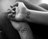 Pareja con signos de infinito