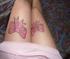 Moños rosas en cada pierna