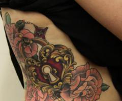 Cerradura, llave y flores