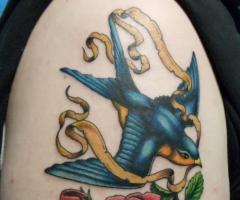 Golondrina con rosa