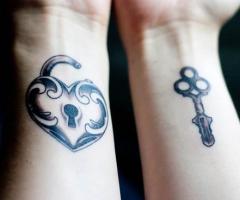 Cerradura en forma de corazon y llave para abrirlo