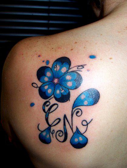 Tatuajes en la espalda con flores para mujeres