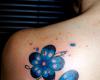 Tatuajes en la espalda con flores para mujeres