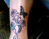 Tatuaje de flores y mariposas en el tobillo