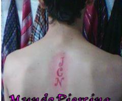 Letras J C N en rojo en la espalda