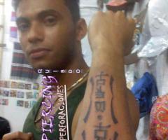 Letras en letras japonesas en el brazo