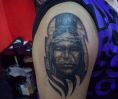 Rostro de Cristo con fondo tribal