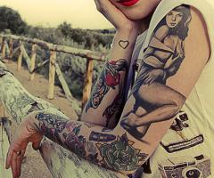 Pin Up black and white