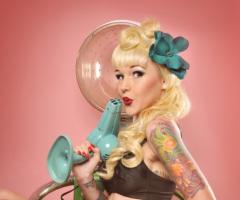 Pin Up blonde secador