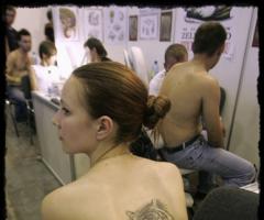 Tatuaje de tigre en la espalda de mujer