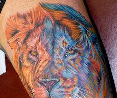 Tremendo tatuaje realista de leon