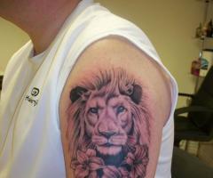 Leon realista tatuaje