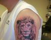 Leon realista tatuaje