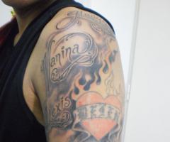 Varios nombres y corazon en el brazo