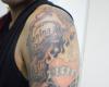 Varios nombres y corazon en el brazo