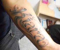 Nombre Kiara en el brazo