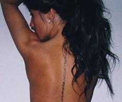 Sexy columna vertebral tatuada
