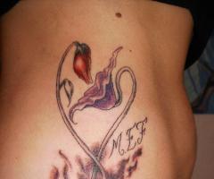 Flor con iniciales en el torso