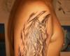 Dragon blanco y negro en el brazo