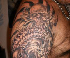 Brazo con calavera y pez koi