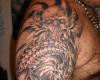 Brazo con calavera y pez koi