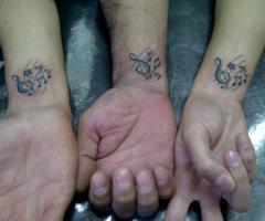 Tatuajes de notas musicales y estrellas entre amigos