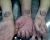 Tatuajes de notas musicales y estrellas entre amigos