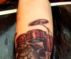 Tatuaje de batería con platillos y tom toms