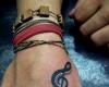 Pequeña nota musical en la mano