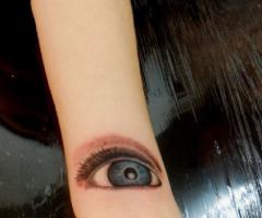 Ojo azul abierto en la muñeca