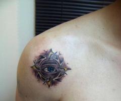 Ojo con circulo tribal a color