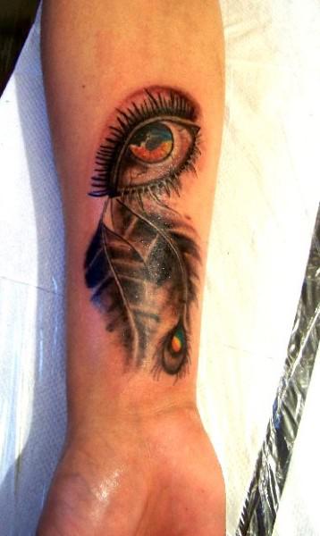 Ojo con plumas rastas