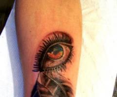 Ojo con plumas rastas